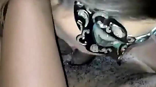 Un mari cocu regarde sa femme sucer une bite noire