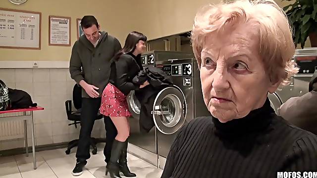 Sexo Oral Granny, Por Baixo Da Saia Granny, De Saia Em Publico