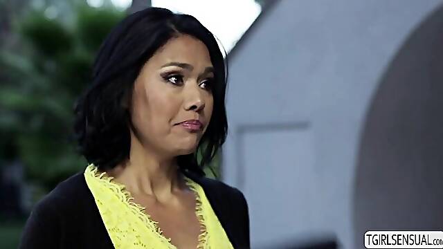 Shemale Jessica Fox banged hot milf Danas juicy pussy