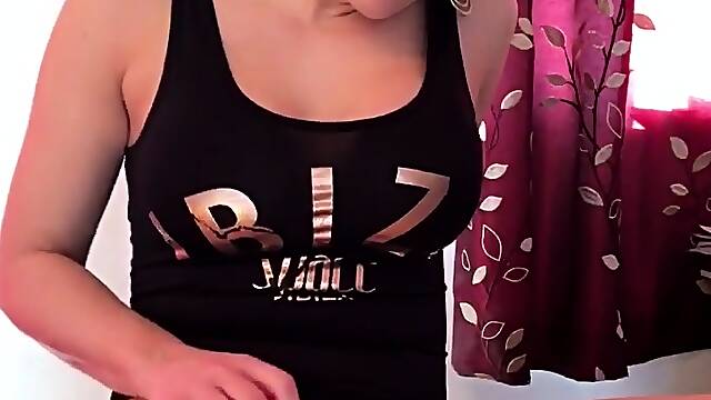 Amateur brunette double toying on webcam