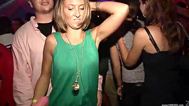 Festa No Clube, Dando O Cu Com Merda