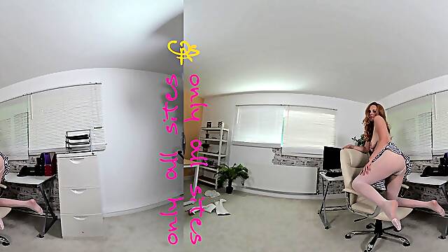 Nerdy amateur british teen babe masturbates