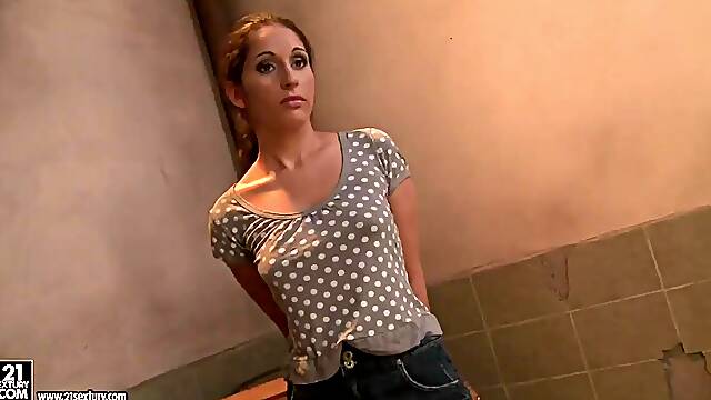 Jesika Gold loves to be dominated by Mandy Bright