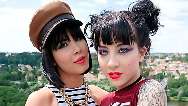 Οργια Με Μαυρους, Μικρο Καυλι