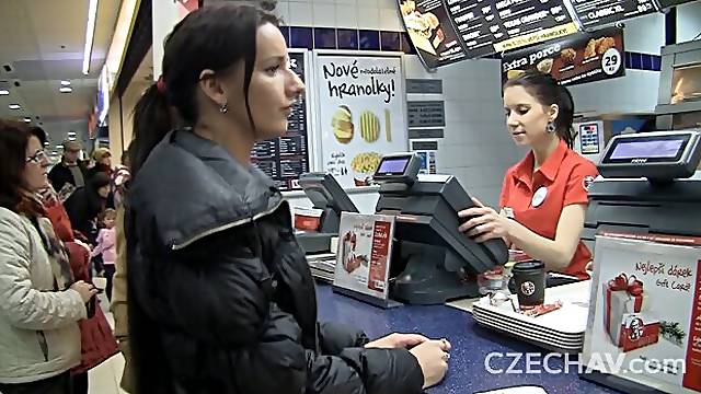 Απο Παντου, Μελαχρινη Κουζινα