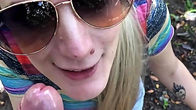 Hot busty Blonde enjoyed an outdoor handjob