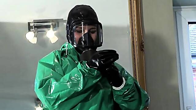 Amateur CDin latex dildoing