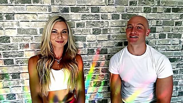 Rasgar A Roupa, Com Roupa Em Pé