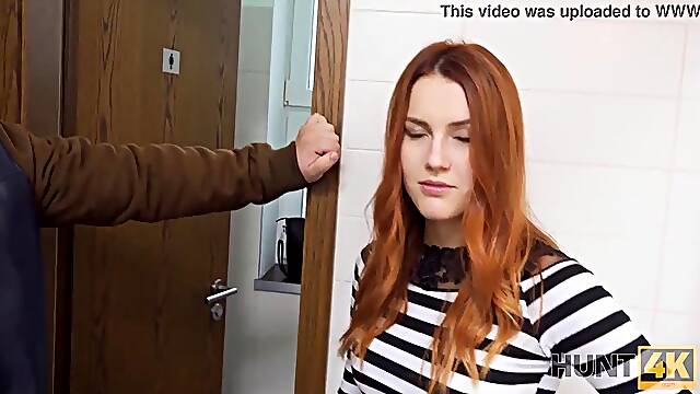 Παρακολουθω Μπανιο, Ντους Δημοσια