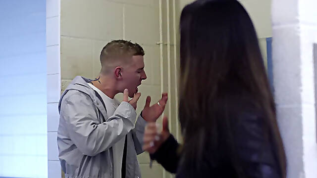 Τζην Όμορφη, Ομορφη Μπανιο, Δερματινες Μποτες