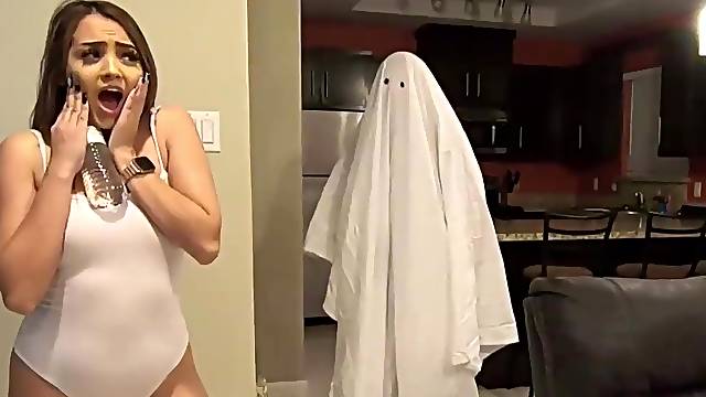 Μονοι Στο Σπιτι, Φαντασμα