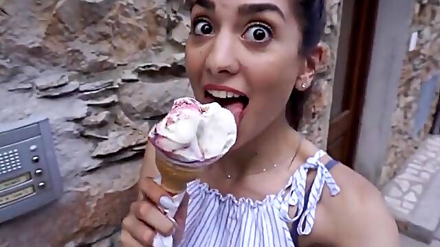 Julie Hall italian youtuber