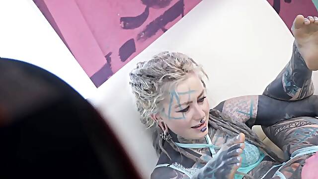 Behind the gigs with strenuously tattooed lean girl anuskatzz