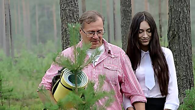 Estudante Inocente, Cu Grande Ar Livre