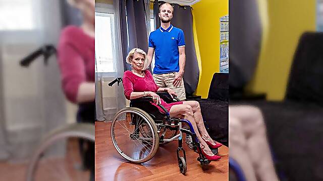 Chiropractor fucks granny Eva Delage's mature pussy