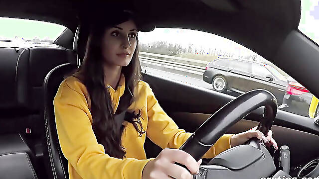 Ersties: Milena macht mit ihrem gelben Camaro eine heiße Spritztour auf der Autobahn