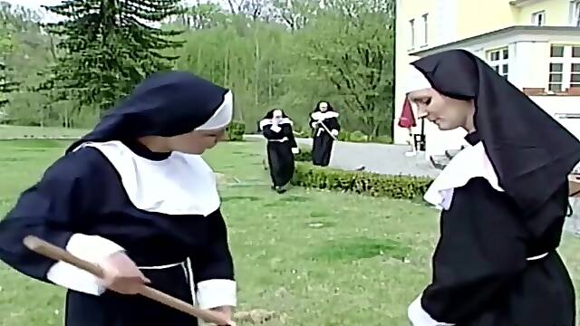 Notgeile Nonne wird vom Handwerker heimlich entjungfert