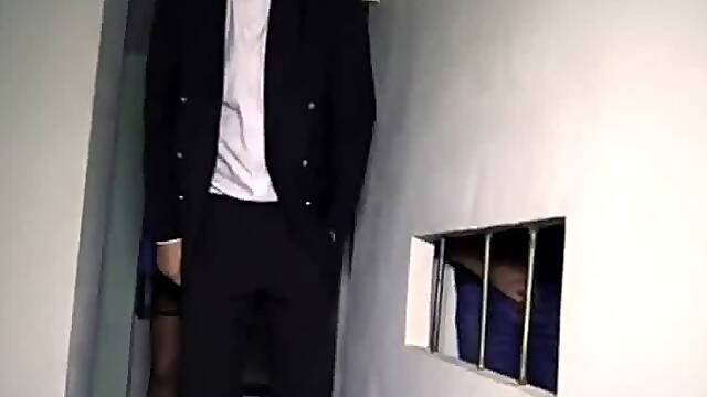 Vieille libertine se fait baiser en gang bang