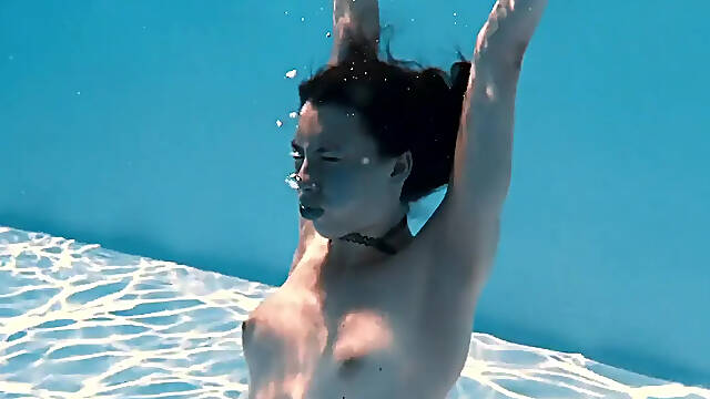 Teen gymnast babe showcases round ass in underwater pool show