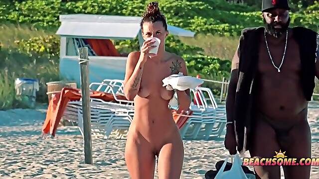 Άγριο Θηλυκό, Δημοσια Παραλια