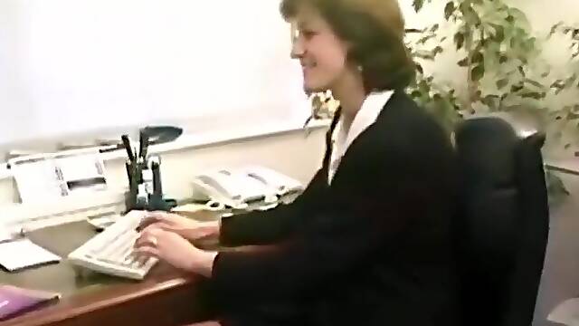 Την Κατουράει, Γραμματέα