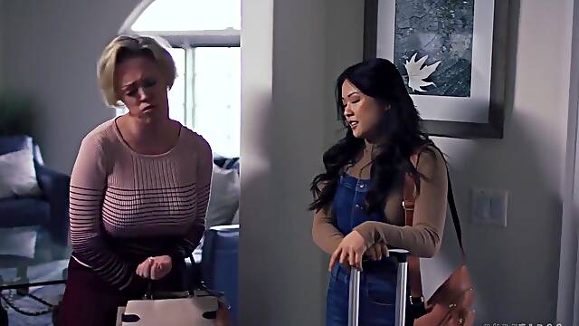 Milf Rubias Tetas Pequeñas, Lesbianas Dee Williams, Disgustada
