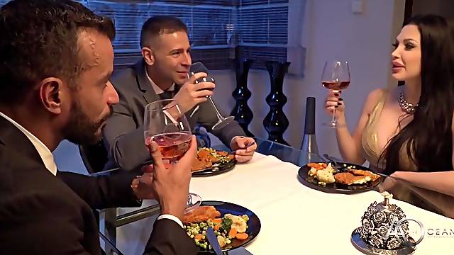 Τσιμπουκι Μιλφ, Παιξιμο Μουνιου Και Χυσιμο