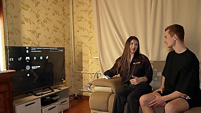 Policewoman comes into my house and gets fucked