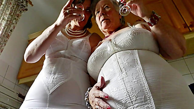 Beautiful and elegant milf masturbates using her fingers only