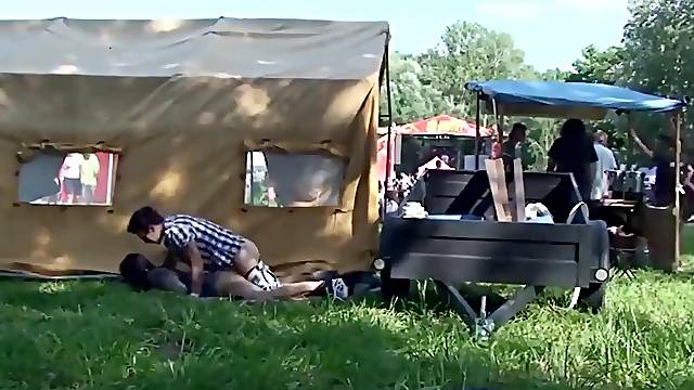 Festival Musica, Casal Apanhado, Ao Ar Livre Espiao, Miniskirt Em Publico