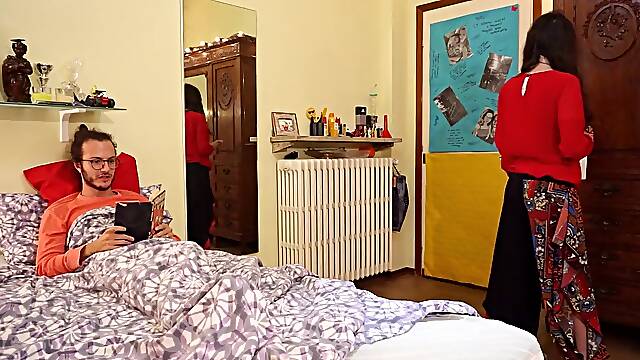 Ragazzo impacciato viene scopato da una strepitosa donna delle pulizie che lo fa sborrare dentro!