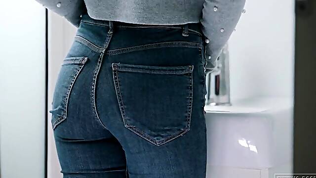 Provador De Loja, Acochando, No Quarto De Calcinha