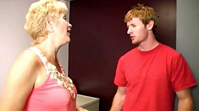 Girlfriends mommy wishes to clean his penis with her throat full of Tide