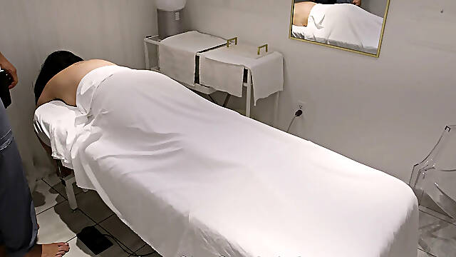 Legit massage client gets a glad ending