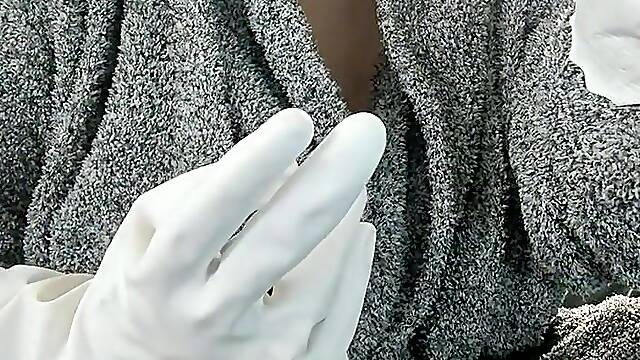 Ώριμες Γαλιδες, Φετιχ Προστατη, Ελαστικά Γαντια