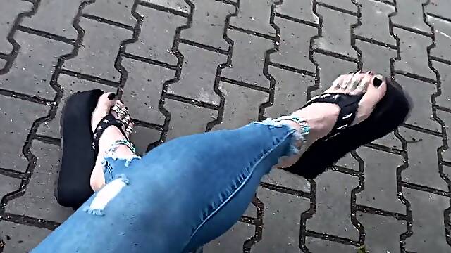 Hawt feet in ebony platforms, toe rings & anklets + ripped jeans