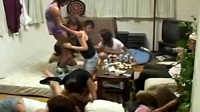 Σκανδαλα, Μελαχρινη Εφηβη