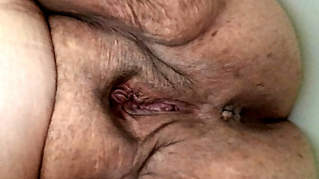 Bed Bunny Loves Her Muffin