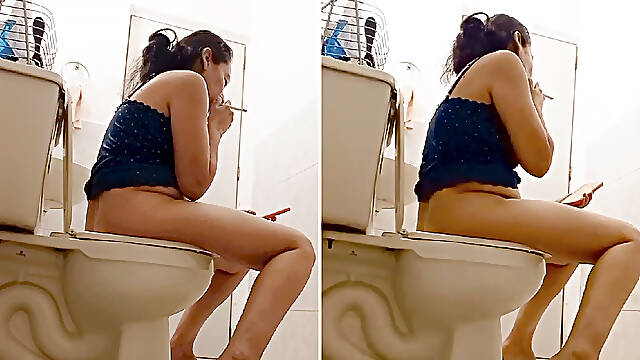 SEXY MATURE WOMAN IN NIGHTGOWN DOESNT WEAR PANTIES AND SHOWS HER PUSSY