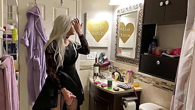 Emo Crossdresser Puts on Buttplug and Jerks off