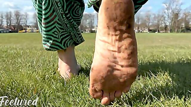 Dirty barefoot park feet (Full HD 1080p MP4)