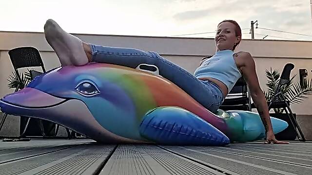 JEANS BOOTY DOLPHIN RIDING – HARD BOUNCING, SCISSOR POP & TOTAL SHREDDING