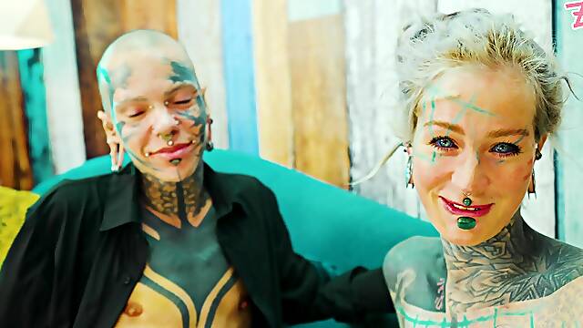 Alt beauty Anuskatzz stuffs Nahluu's pussy