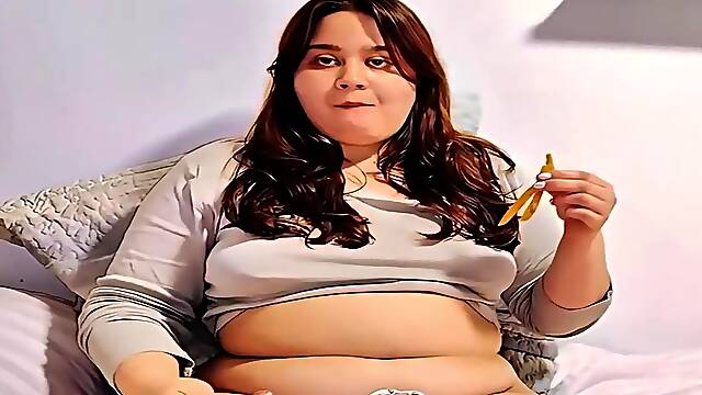 Nicole Passat indulges in quick eating, gaining weight