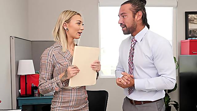 Ξανθιες Γραφειο, Στο Γραφειο Με Το Αφεντικο