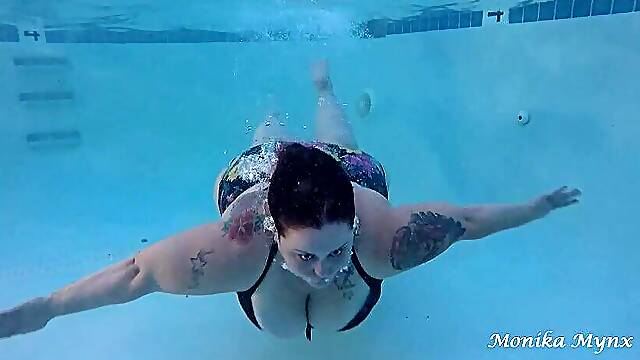 Ssbbw Amador, Caminhar, Em Baixo Da Agua