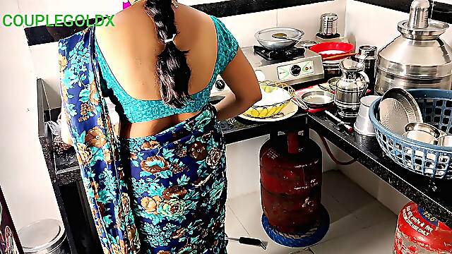 Conas Apertadas, Sentando Com Força, Deixe Me, Dona De Casa Na Cozinha