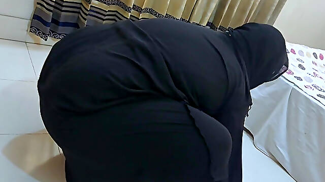 Stepmom Stuck Under Bed & Show Her Big Arab Muslim Ass to Get Anal Fucked From Saudi Kafeel