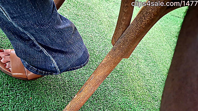 Ebony MILF with Pretty Feet at Saturday Party in Salamander