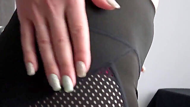 Fitness Girl Teases Visible Panty Lines in Tight Leggings